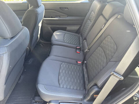 2025 Nissan Pathfinder SV