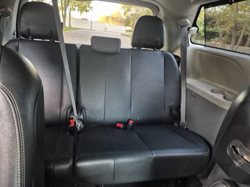 2011 Toyota Sienna SE 8-Passenger