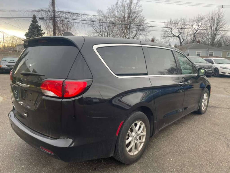 2023 Chrysler Voyager LX