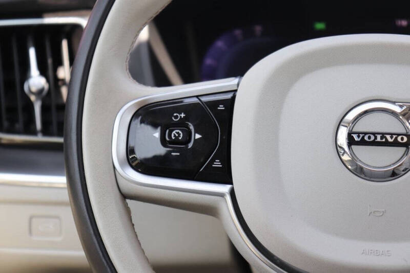 2024 Volvo XC60 B5 Core Dark Theme