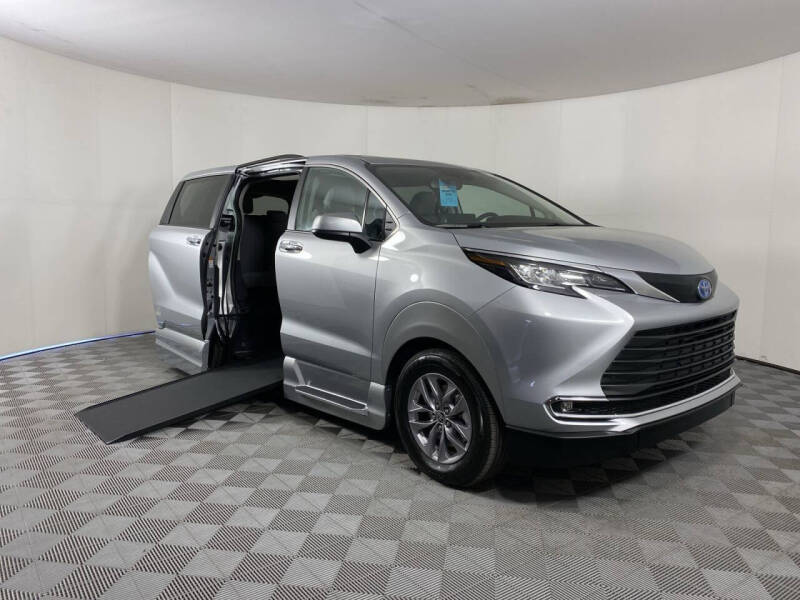 2022 Toyota Sienna XLE's photo