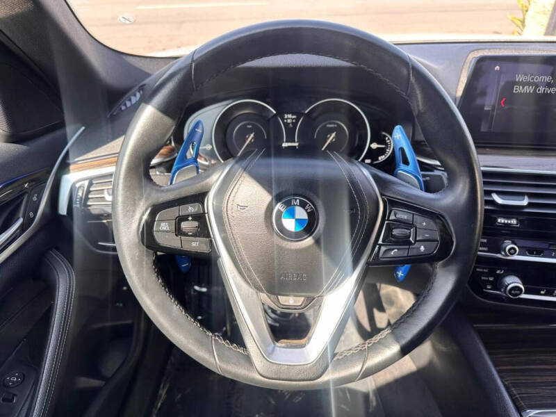 2019 BMW 5 Series 530e photo 17