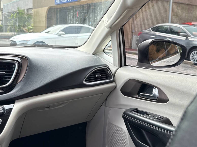 2020 Chrysler Voyager LXi