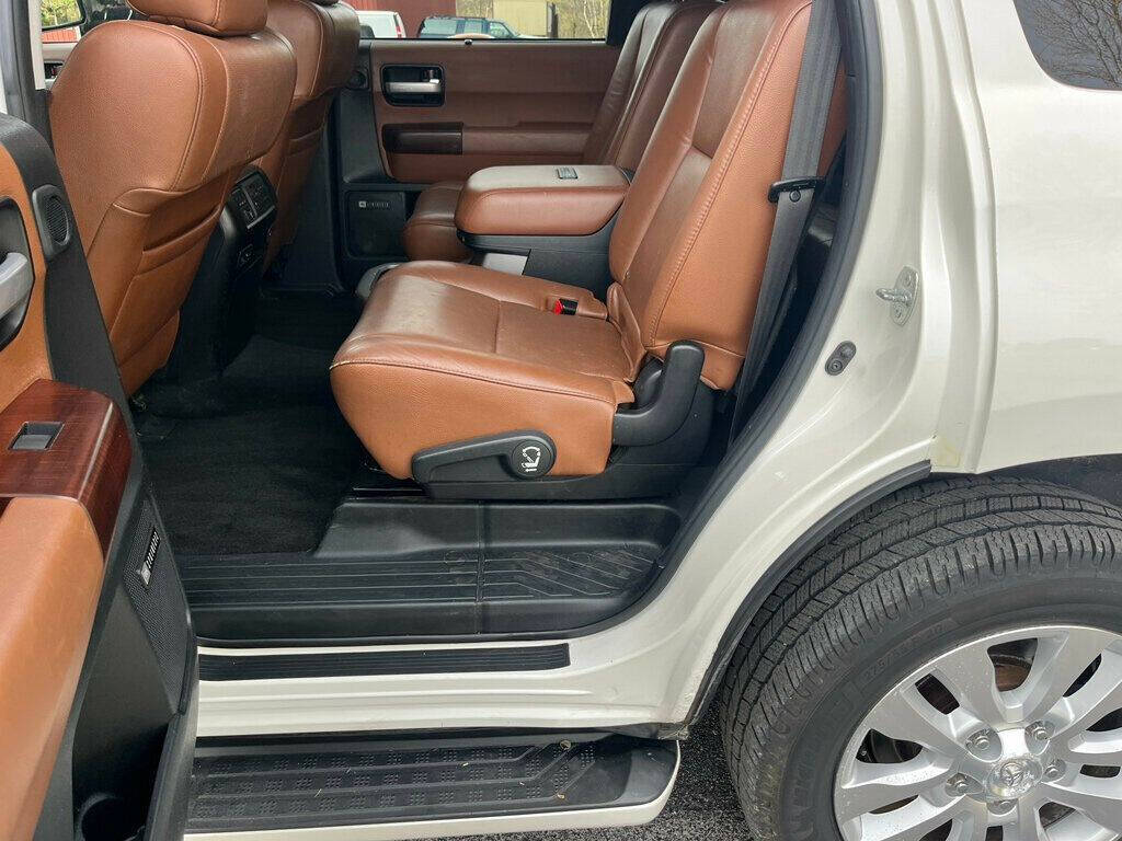 2013 Toyota Sequoia 28