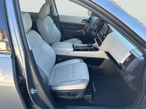 2025 Nissan Pathfinder SL