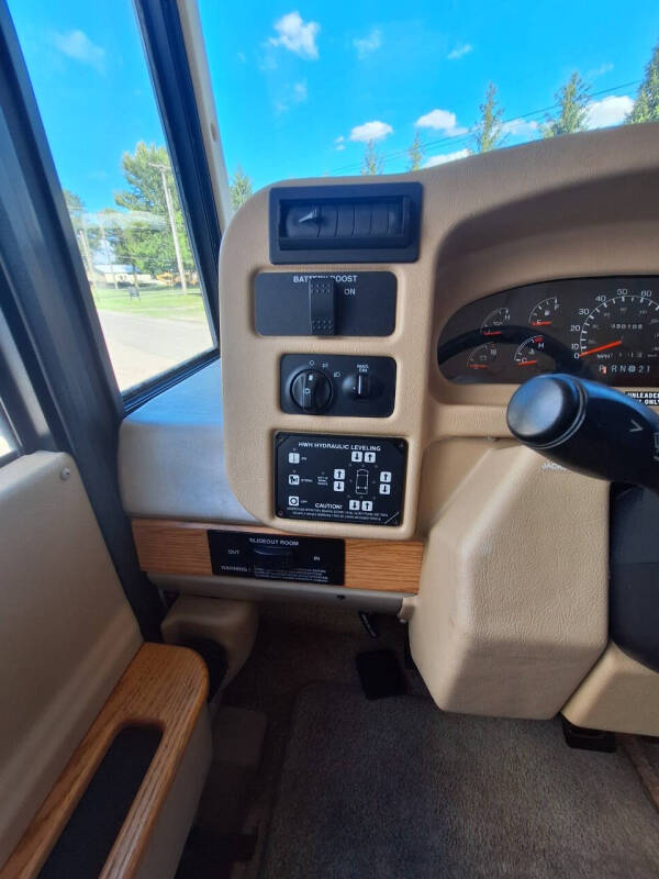 2002 Winnebago Adventurer