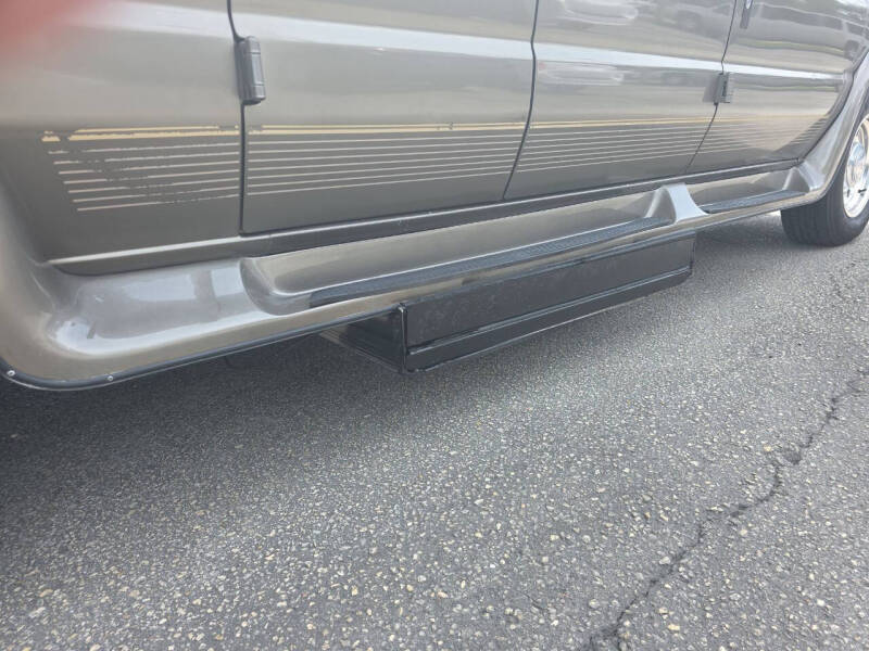 2003 Ford E-Series E-250 SD