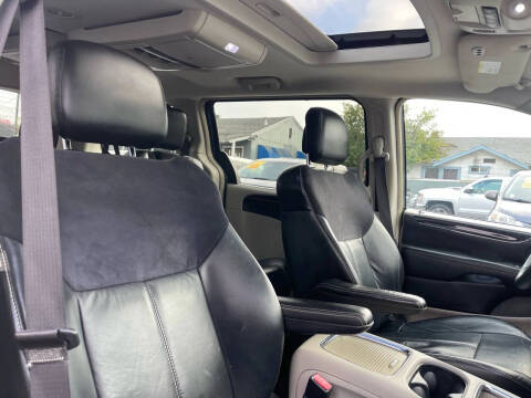 2015 Chrysler Town and Country Limited Platinum