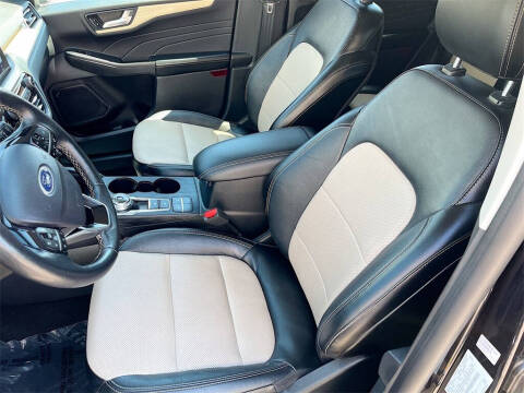 2022 Ford Escape Titanium