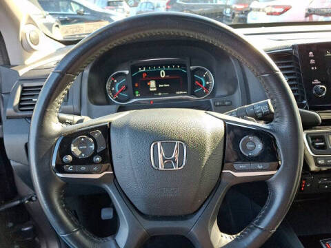 2022 Honda Pilot Touring w/Rear Captain's Chairs