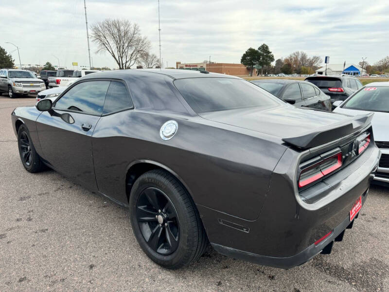 2017 Dodge Challenger SXT photo 18