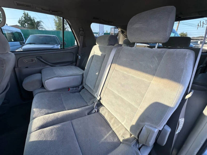 2005 Toyota Sequoia SR5