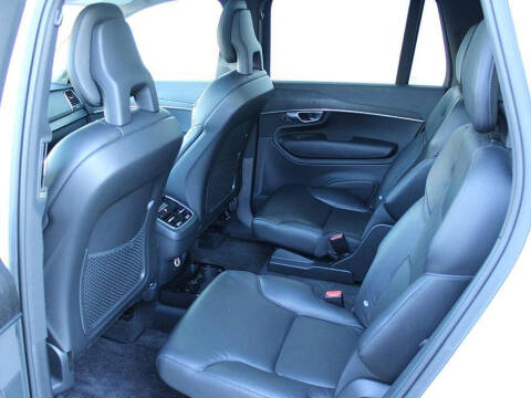 2020 Volvo XC90 T6 Momentum 6-Passenger