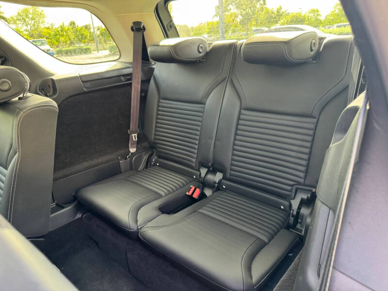 2024 Land Rover Discovery P300 S