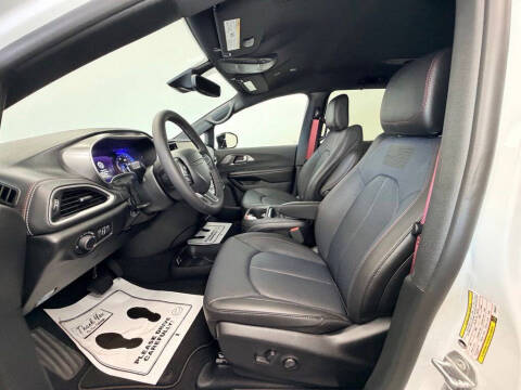 2027 Chrysler Pacifica Select