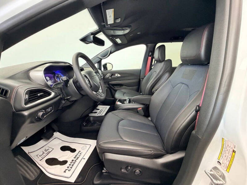 2027 Chrysler Pacifica Select