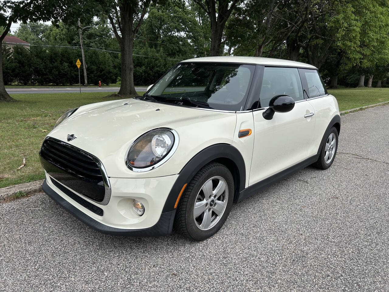 Off white 2019 MINI Hardtop 2 Door Cooper Cooper 2dr Hatchback 1