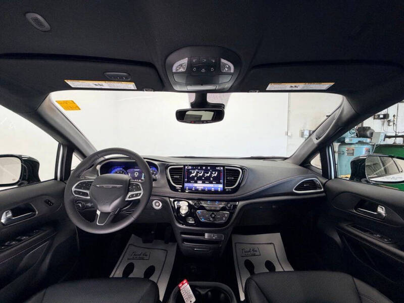 2027 Chrysler Pacifica Select