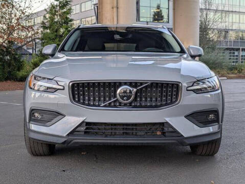 2025 Volvo V60 Cross Country B5 Plus