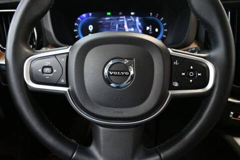 2022 Volvo XC60 B5 Momentum