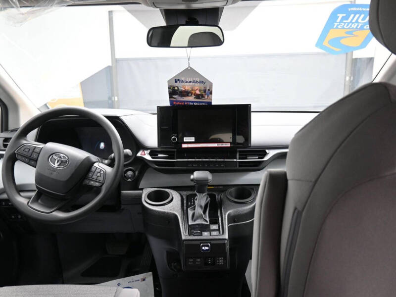 2025 Toyota Sienna LE 8-Passenger