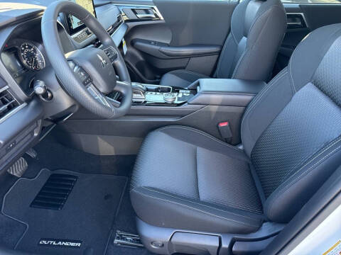 2025 Mitsubishi Outlander ES