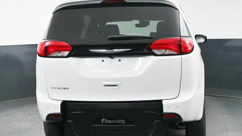 2025 Chrysler Voyager LX