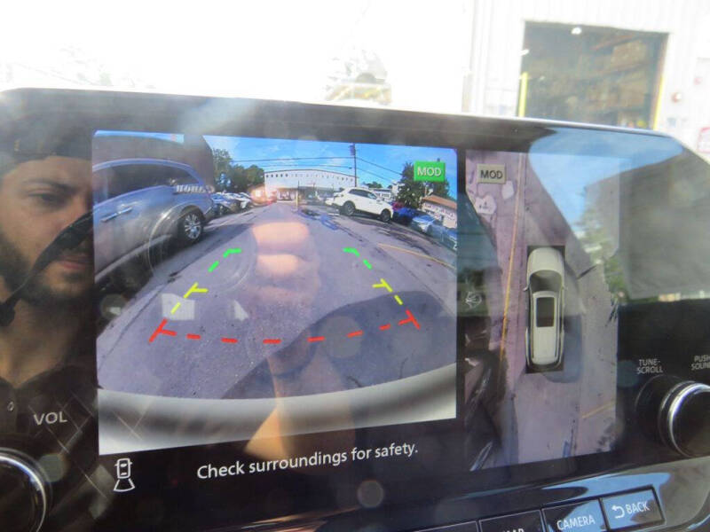 2025 Nissan Pathfinder SL