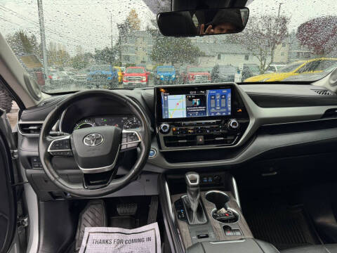 2022 Toyota Highlander Hybrid Platinum