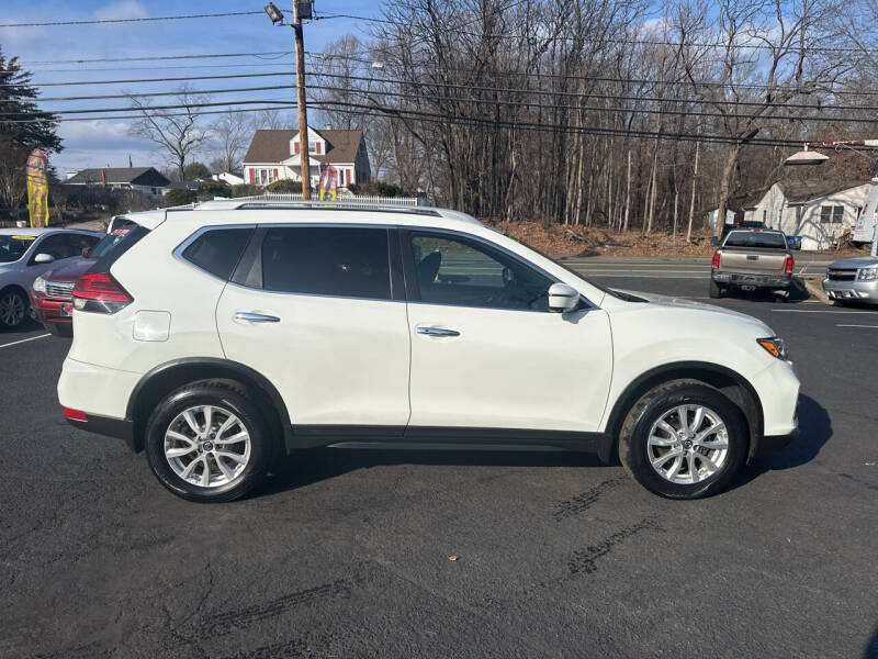 2017 Nissan Rogue SV photo 4