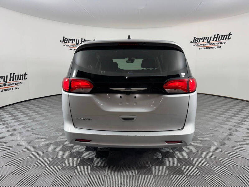 2024 Chrysler Voyager LX