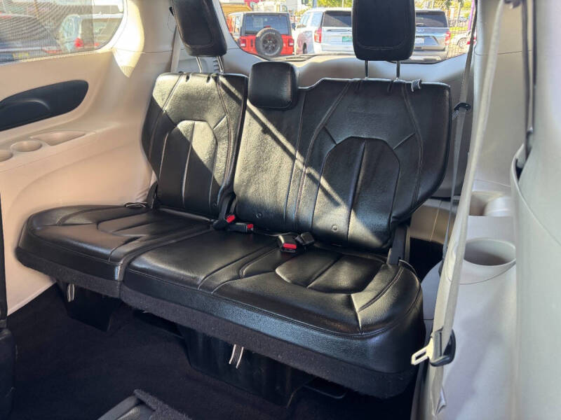 2017 Chrysler Pacifica Touring-L