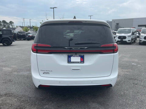 2027 Chrysler Pacifica Select