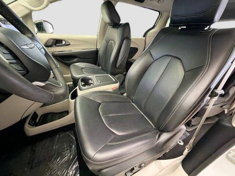 2024 Chrysler Pacifica Plug-In Hybrid Select