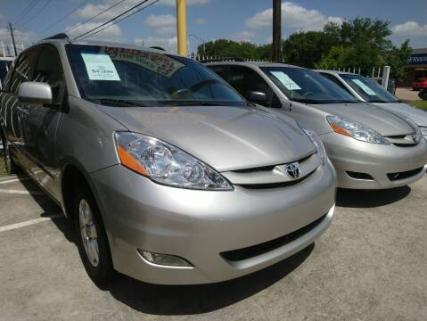 2006 Toyota Sienna for sale at TEXAS MOTOR CARS in Houston TX