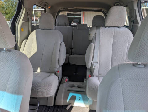 2011 Toyota Sienna LE 7-Passenger Auto Access Seat