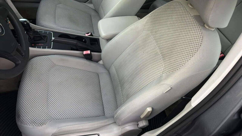 2014 Volkswagen Passat 1.8T S PZEV