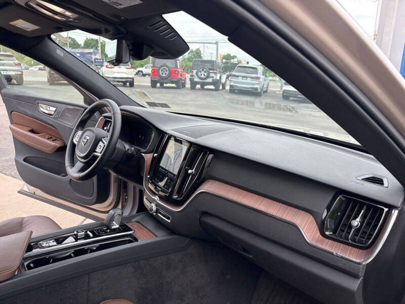 2025 Volvo XC60 T8 Plus Dark Theme