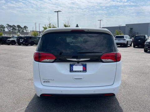 2027 Chrysler Pacifica LX