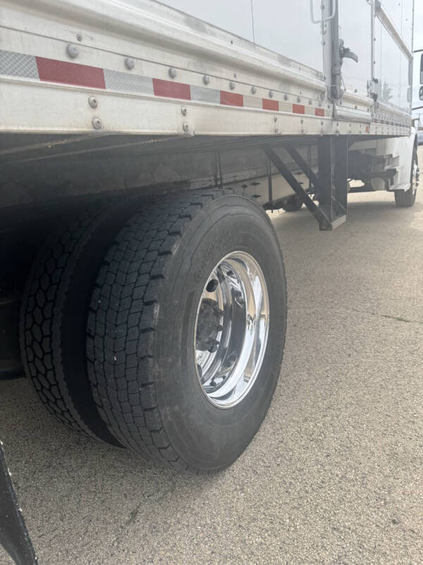 2022 Freightliner M2 106