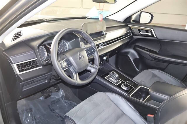 2023 Mitsubishi Outlander SE