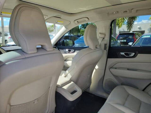 2024 Volvo XC60 B5 Core Dark Theme