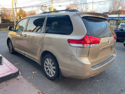 2011 Toyota Sienna LE 7-Passenger