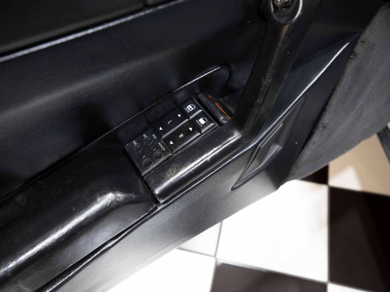 1992 Cadillac Allante 36
