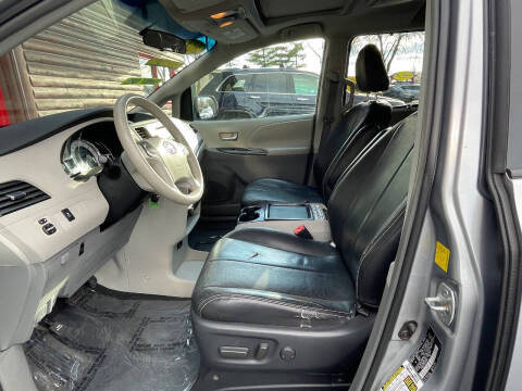 2011 Toyota Sienna SE 8-Passenger