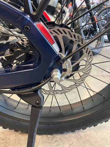 2025 Aventon  D35D3285