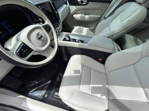 2025 Volvo XC60 B5 Plus Dark Theme