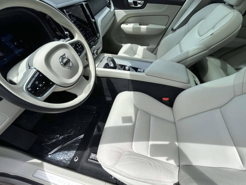 2025 Volvo XC60 B5 Plus Dark Theme