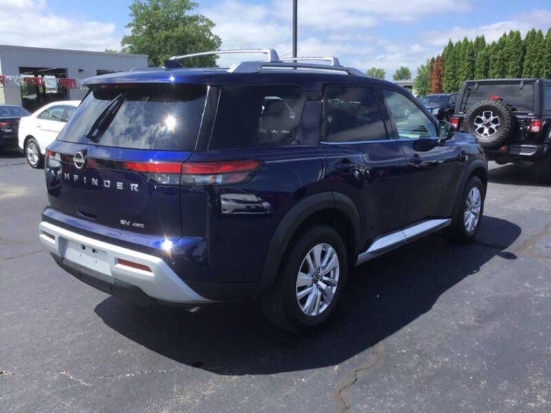 2022 Nissan Pathfinder SV