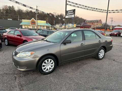 2005 Toyota Camry for sale at SOUTH FIFTH AUTOMOTIVE LLC in Marietta OH